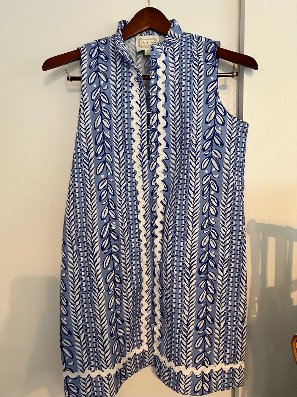 Sail to Sable Navy and White Sleeveless Leaf-Print Tunic M